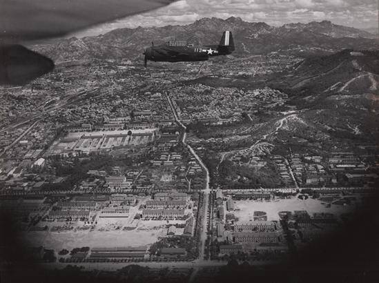 1945년 9월3일 미군이 촬영한 항공사진에 보이는 서울 용산과 남산(오른쪽 봉우리)의 모습. 당시 남산 꼭대기에 방공포대가 설치되어 있었다는 사실이 이번 지도 발견으로 드러났다. 김천수 연구자 제공