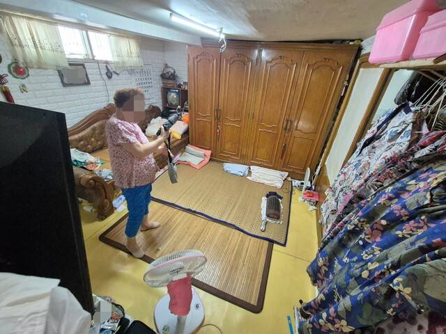 지난달 29일 서울 종로구 필운동에 있는 한옥집에서 장윤옥(가명) 할머니가 외출 준비를 하고 있다. 정인선 기자