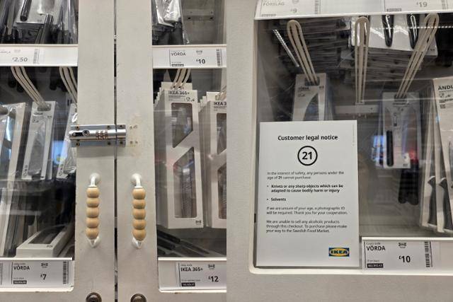 영국 런던 이케아 매장 식칼 진열대가 굳게 잠겨 있다(왼쪽 사진). 오른쪽 사진은 신분증을 소지한 21세 이상만 식칼을 구매할 수 있다는 문구. 런던= 정승임 특파원