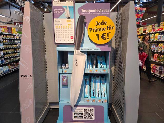 독일 베를린 소재 한 마트에서 식칼을 1유로에 판매하는 판촉행사를 하고 있다. 마트 내 식칼 판매를 엄격히 규제하는 영국과 달리 독일은 식칼 판매가 자유롭다. 베를린= 정승임 특파원