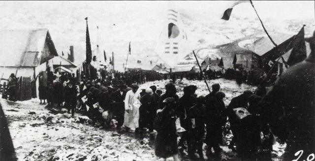 1920년 3·1 운동 1주년을 맞아 러시아 블라디보스토크 신한촌에 거주하던 한인들이 만세운동 1주년 기념 행진을 하고 있다. 박환 교수 제공