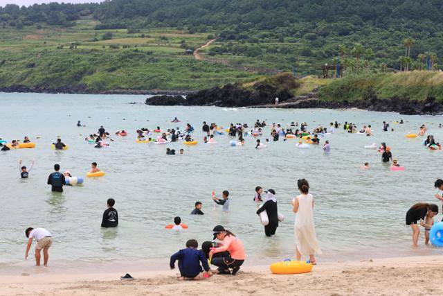 10일 제주시 조천읍 함덕해수욕장에서 피서객들이 물놀이를 즐기고 있다. 연합뉴스