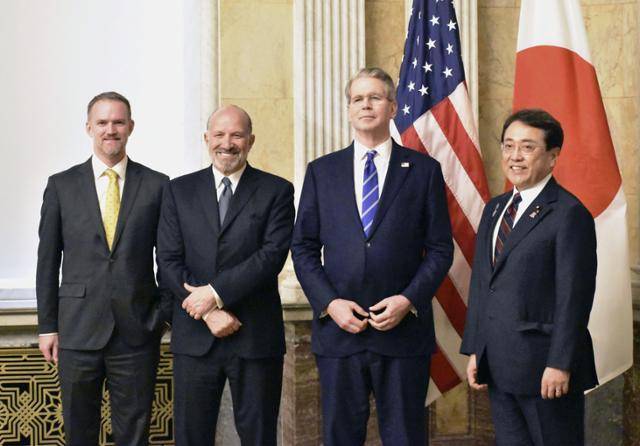 미국과 일본 관세 협상 장관들이 지난 5월 1일 미국 워싱턴에서 열린 미일 2차 관세 협상에 앞서 기념촬영하고 있다. 왼쪽부터 제이미슨 그리어 미 무역대표부(USTR) 대표, 하워드 러트닉 상무장관, 스콧 베선트 재무장관, 아카자와 료세이 일본 경제재생담당장관. 워싱턴=교도 연합뉴스