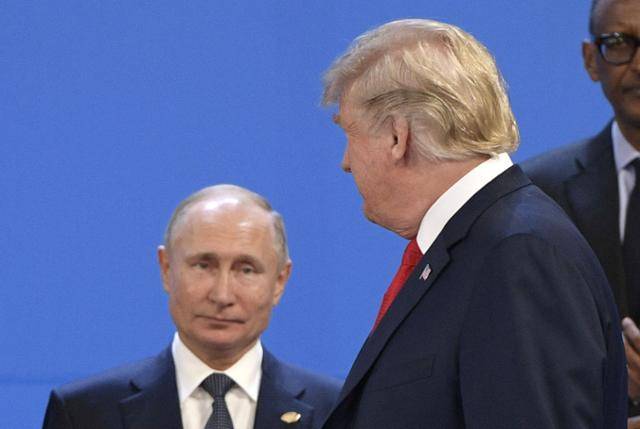 도널드 트럼프(오른쪽) 미국 대통령이 2018년 11월 30일 아르헨티나 부에노스아이레스에서 열린 주요 20개국(G20) 정상회의에 참석해 블라디미르 푸틴(왼쪽) 러시아 대통령을 바라보고 있다. 단체 사진을 찍기 직전이다. AFP 연합뉴스 자료사진