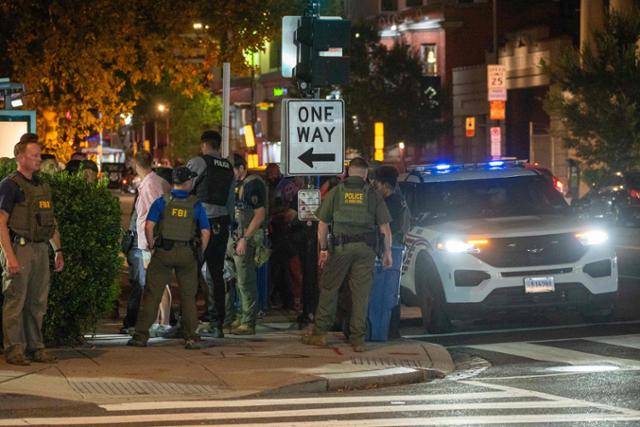 미국 연방수사국(FBI)과 국토안보부 산하 국경순찰대(BP) 요원들이 10일 미 워싱턴 U스트리트 골목에서 한 남성을 체포하고 있다. 워싱턴=AFP 연합뉴스