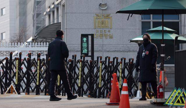 고위공직자범죄수사처가 윤석열 전 대통령의 비화폰 서버 등 확보를 위한 압수수색에 나선 1월 22일 서울 용산구 대통령실 앞에서 관계자들이 이동하고 있다. 왕태석 선임기자