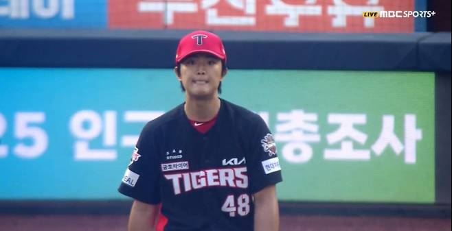 10일 창원 NC전 2회 마운드에서 아쉬움을 표현하는 선발 이의리. 수비 도움을 받지 못한 이의리는 이날 무려 7점을 내줬다. MBC스포츠플러스, 티빙 캡처