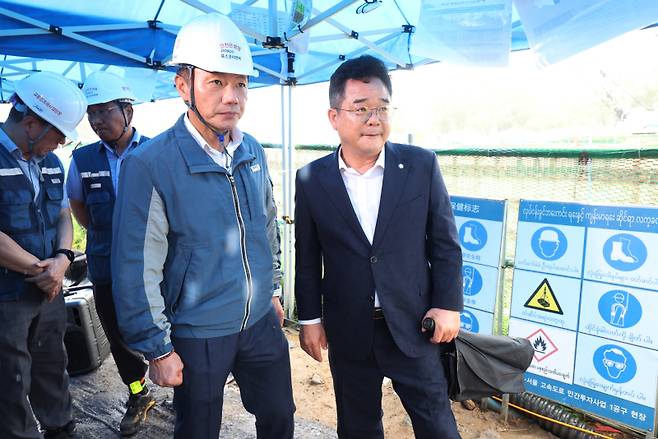 지난6일 송치영 포스코이앤씨 사장이 작업자가 중상을 입고 의식불명에 빠진 사고가 발생한 경기도 광명시 포스코이앤씨 고속도로 건설공사 현장에서 민병덕 더불어민주당 을지로위원회 위원장과 사고 현장을 살펴보고 있다. 연합뉴스