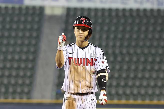 <yonhap photo-4984="">(서울=연합뉴스) 임화영 기자 = 28일 오후 서울 잠실야구장에서 열린 프로야구 삼성 라이온즈와 LG 트윈스의 경기. 7회말 1사 만루 LG 구본혁이 1타점 적시타를 친 뒤 기뻐하고 있다. 2024.3.28 hwayoung7@yna.co.kr/2024-03-28 21:10:53/<저작권자 ⓒ 1980-2024 ㈜연합뉴스. 무단 전재 재배포 금지, AI 학습 및 활용 금지></yonhap>