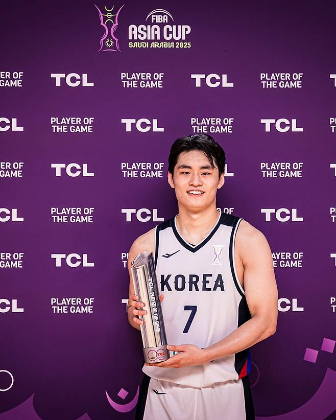 유기상이 11일 킹 압둘라 스포츠시티에서 열린 한국과 레바논의 2025 FIBA 아시아컵 조별리그 A조 최종전에서 28점을 기록, 이날 경기 수훈선수로 선정된 뒤 기념촬영을 하고 있다. 사진=FIBA