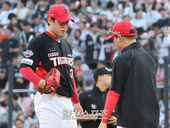 20일 오후 수원 KT위즈파크에서 열린 2025 프로야구 KIA와 KT 경기. KIA 선발 윤영철이 KT 강백호 타석 때 마운드에 올라온 정재훈 투수코치와 얘기하고 있다. 수원=정시종 기자 /2025.05.20.