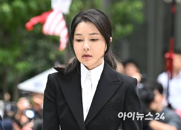 윤석열 전 대통령의 부인 김건희 여사가 6일 서울 종로구에 마련된 김건희 특검팀(특별검사 민중기) 사무실에 조사를 받기 위해 피의자 신분으로 출석하고 있다. [사진=곽영래 기자]