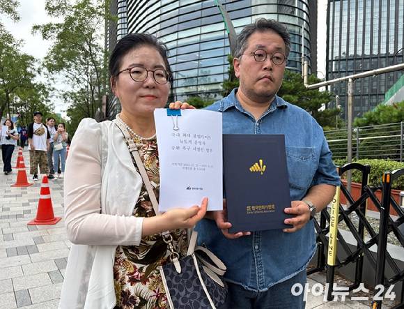 11일 서울 종로구 주한 일본대사관 앞에서 신일숙 한국만화가협회장(왼쪽)과 권혁주 한국웹툰작가협회장이 일본 정부에 불법 사이트 '뉴토끼' 운영자 송환을 촉구하는 서명인 명부를 전달하기 전 기념 사진을 찍고 있다. [사진=정유림 기자]