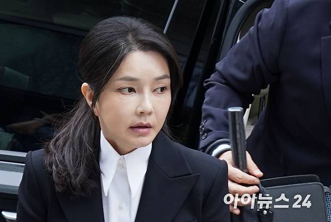 윤석열 전 대통령의 배우자 김건희 여사가 지난 6일 광화문에 위치한 '김건희 특검' 사무실에 출석하고 있다. [사진=곽영래 기자]