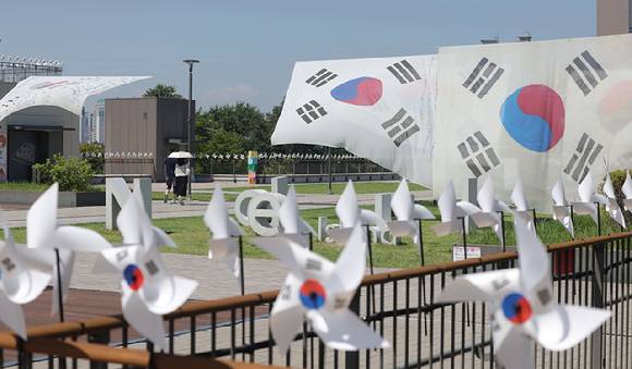 광복 80주년을 앞둔 10일 서울 노들섬에 독립운동과 관련된 시대별 태극기들이 바람에 휘날리고 있다. [사진=연합뉴스]