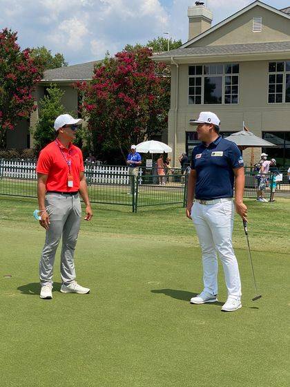 연습 그린에서 임성재(오른쪽)와 대화를 나누는 김규태 퍼트전문 코치. 성호준 기자
