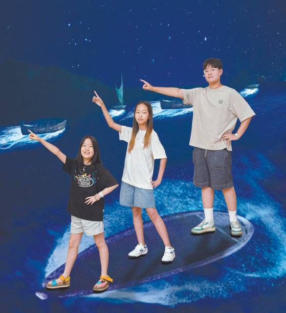 국립중앙박물관 특별전 ‘마나 모아나: 신성한 바다의 예술, 오세아니아’를 통해 태평양을 누빈 오세아니아인들처럼 항해하듯 오세아니아 문화 탐방에 나선 황지유·김태린·김이재(왼쪽부터) 학생기자.