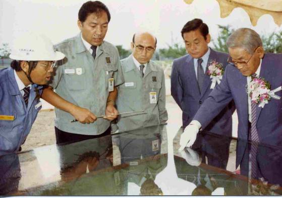 1987년 8월 삼성전자의 기흥 반도체 생산 3라인 기공식. 오른쪽부터 이병철 회장, 이건희 회장, 한 사람 건너 이윤우 부회장이다. [사진 삼성전자]