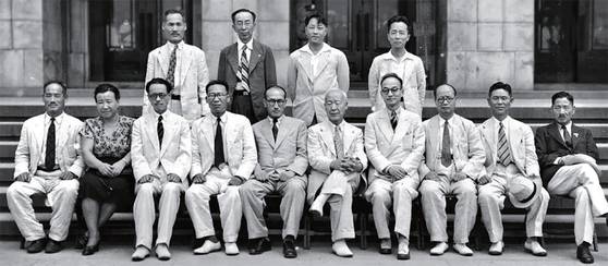 1948년 8월 5일 첫 국무회의를 마친 대한민국 정부 초대 내각. 무임소장관 2명(지청천, 이윤영)은 사진에서 빠졌다. 앞줄 왼쪽부터 전진한, 임영신, 안호상, 이인, 이범석, 이승만, 윤치영, 김도연, 조봉암, 장택상. 뒷줄 왼쪽부터 윤석구, 김동성, 민희식, 유진오. [사진 이승만연구원]