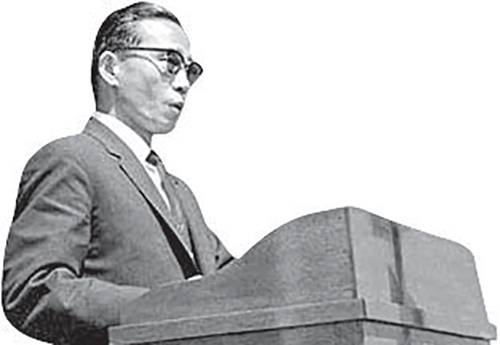 1964년 울산 정유 공장 준공식에서 박정희 대통령이 연설하고 있다. [사진 국가기록원]