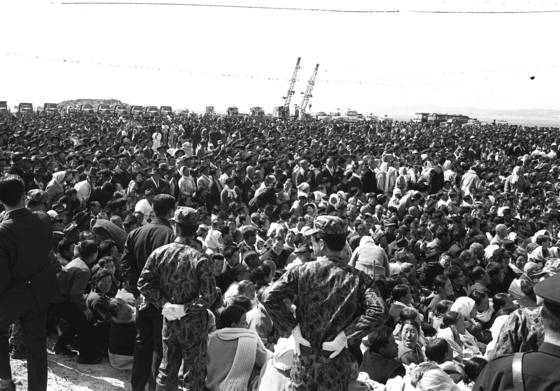 1971년 3월 19일 열린 고리 원전 1호기 기공식에 주민 1만 여명이 운집했다. 갓 쓰고 도포 입은 어르신도 보인다. [사진 한국전력]