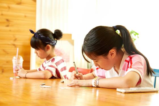 짧은 시간 안에 집중해 패턴을 완성할 수 있도록 만든 젠탱글 타일에 탱글을 그려 넣는다.