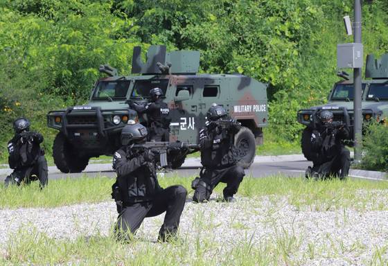 육군 수도군단 군사경찰단 특수임무대 대원들이 7월 23일 인천 서구에 위치한 도시지역전투훈련장에서 진행된 군사경찰 특임대 집체훈련에서 대테러 초동조치 훈련을 하고 있다.   이번 훈련에는 군단 군사경찰단과 17사단, 51사단, 55사단 군사경찰대대 등 군단 및 예하 특수임무대 장병 백여명이 참가했다. 연합뉴스
