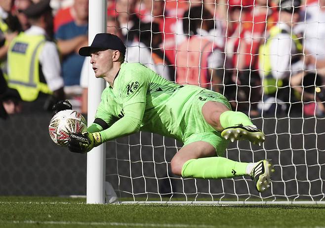크리스탈 팰리스 골키퍼 딘 헨더슨이 잉글랜드 커뮤니티 실드에서 리버풀의 승부차기를 막아내고 있다. [AP=연합뉴스]