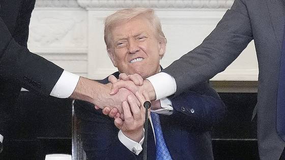 도널드 트럼프 미국 대통령이 지난 8일(현지시간) 워싱턴DC 백악관에서 일함 알리예프 아제르바이잔 대통령과 니콜 파시니안 아르메니아 총리의 손을 잡고 악수하고 있다. 로이터=연합뉴스