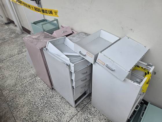 지난 10일 오전 3시 35분쯤 화재로 불이나 일가족 3명이 숨진 채로 발견된 대구 동구 신천동의 아파트. 집 앞에 서랍장 등 작은 가구들이 쌓여 있다. 대구=백경서 기자