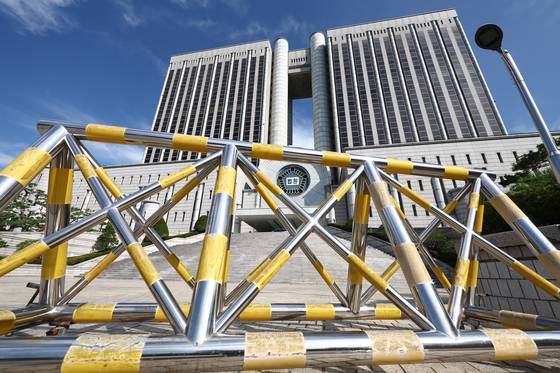 10일 서울 서초구 서울중앙지법의 청사 북문(보행로·차량통행로)이 폐쇄됐다. 김건희 여사의 영장실질심사가 예정된 12일까지 적용한다. 뉴스1