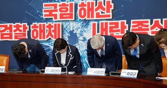 김선민 조국혁신당 대표 권한대행과 의원들이 11일 오후 서울 여의도 국회에서 조국 전 대표 8·15 광복절 특별사면에 대한 입장을 밝히기 앞서 감사 인사를 하고 있다. 뉴스1