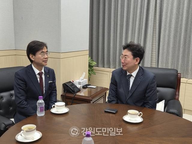 ▲ 조경태 국민의힘 당대표 후보는 11일 춘천 일정을 마치고 원주를 방문, 원주시청에서 원강수 시장과 간담회를 가졌다. 권혜민 기자