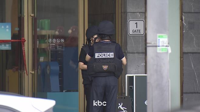 ▲광주 롯데백화점 폭발물 설치 신고에 경찰특공대가 수색 중인 모습