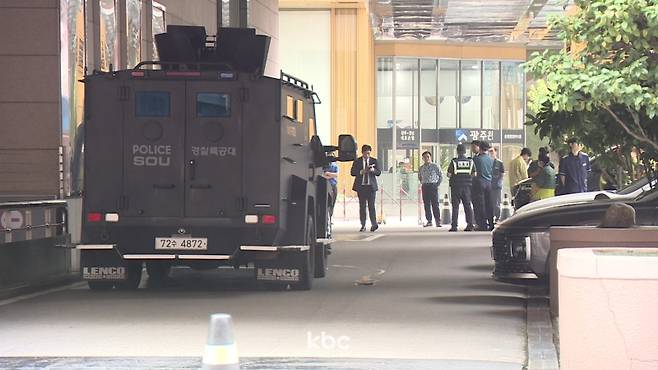 ▲광주 롯데백화점에 경찰특공대가 수색 중인 모습