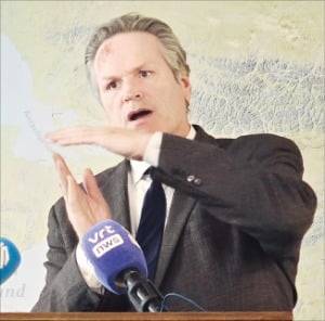 마이크 던리비 미국 알래스카 주지사가 지난달 29일 알래스카 프로젝트와 관련한 한국경제신문 질의에 답하고 있다.   이상은 특파원