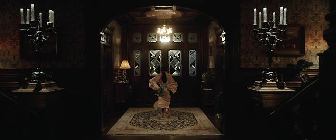 영화 <아가씨> 스틸 컷. '해방'을 보여주는 화면. / 넷플릭스 제공