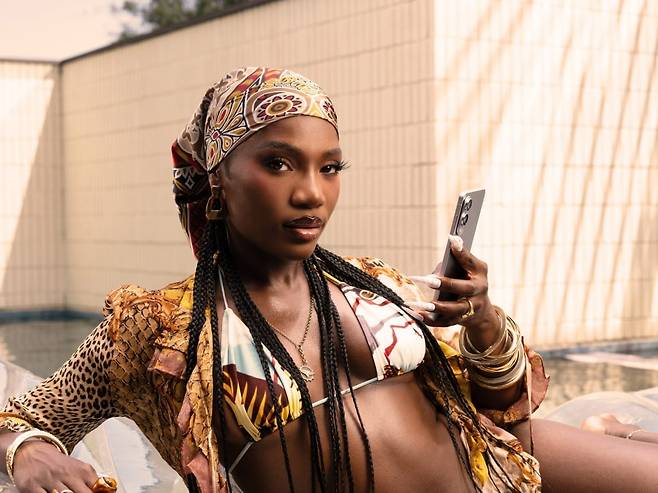 아티스트 도이치가 갤럭시S25 엣지를 들고 있다. 사진=삼성전자