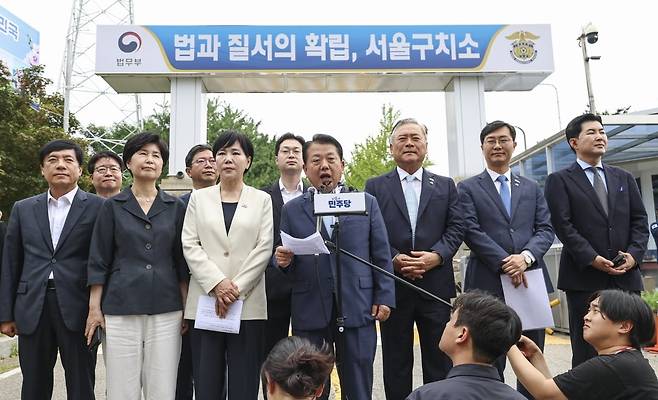 더불어민주당 3대 특검 종합대응특별위원회의 의원들이 11일 오전 윤석열 전 대통령이 수감된 서울구치소에서 윤석열 전 대통령 체포영장 집행 당시의 영상 기록 확인에 앞서 취재진 앞에서 입장을 밝히고 있다.