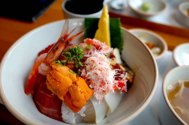 서울 영등포구에 위치한 오복수산참치 여의도점의 특선 카이센동. 사진=이준형 블루밍비트 기자