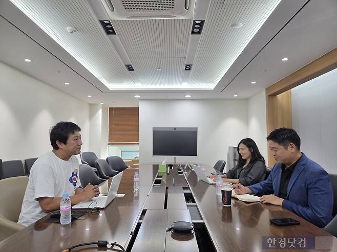 국 상무가 한 상장사 대표와 IR 미팅을 진행하고 있다. 국 상무는 대표에게 과거 가족력부터 사업 현황, 요즘 가장 큰 고민거리 등 대화 내내 질문을 적극적으로 던졌다. 질문을 많이 하는 이유에 대해 그는 "대표로부터 폭 넓은 이야기를 끌어내기 위함"이라며 "이렇게 능동적으로 대화를 나누다 보면 '이런 점이 고민이겠구나, 내가 이런 제안을 할 수 있겠구나' 하는 생각이 명확해진다"고 설명했다. /사진=신민경 기자