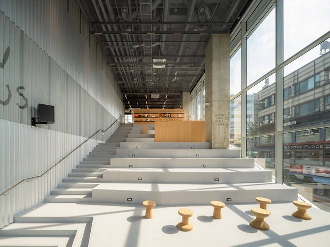 에피소드 신촌 캠퍼스의 공용 공간 '그랜드스테어'. 사진=SK디앤디