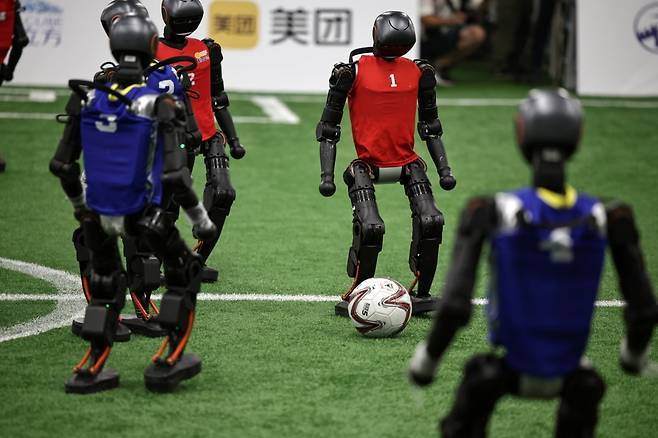 베이징에서 '2025년 세계 휴머노이드 로봇 게임' 앞두고 열린 축구경기 / 사진=연합뉴스