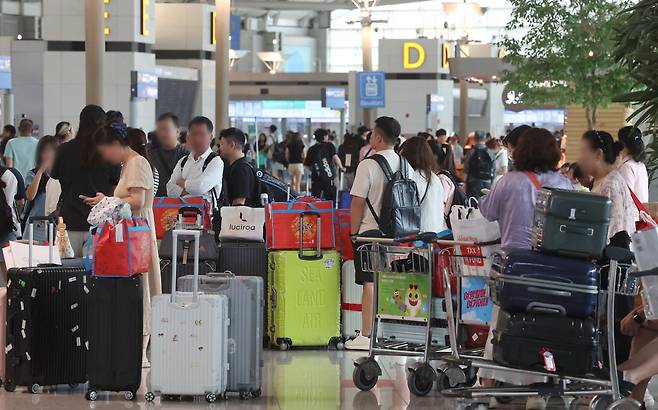 여름철 휴가 성수기, 붐비는 공항 사진=연합뉴스