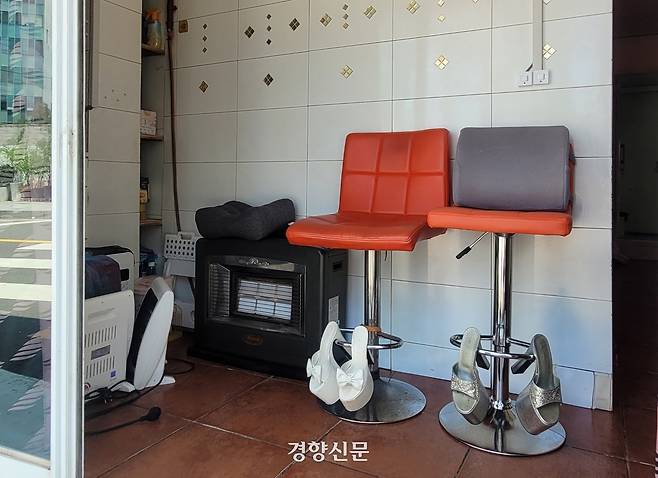 지난 8일 오후 1시쯤 서울 영등포역 인근에 있는 ‘유리문 방’ 거리의 한 업소 내부 모습. 백민정 기자
