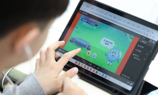 대구 달성군 가창면 용계초등학교에서 지난 4월10일 열린 인공지능디지털교과서(AIDT) 공개수업에서 초등생들이 AI 교과서로 공부하고 있다. 연합뉴스