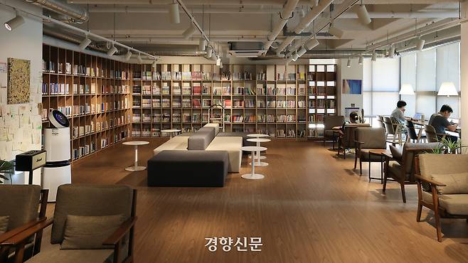 경기 고양시 덕양구 ‘위스테이지축’ 아파트 내부의 커뮤니티 시설 중 하나인 도서관을 입주민들이 이용하고 있다. 서성일 선임기자