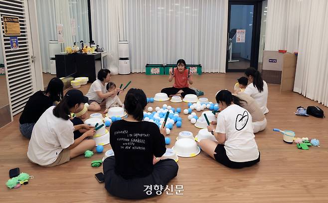 경기 고양시 덕양구 ‘위스테이지축’ 아파트 내부의 커뮤니티 시설 중 하나인 키즈케어존에서 입주민들이 참여하는 프로그램이 진행되고 있다. 서성일 선임기자