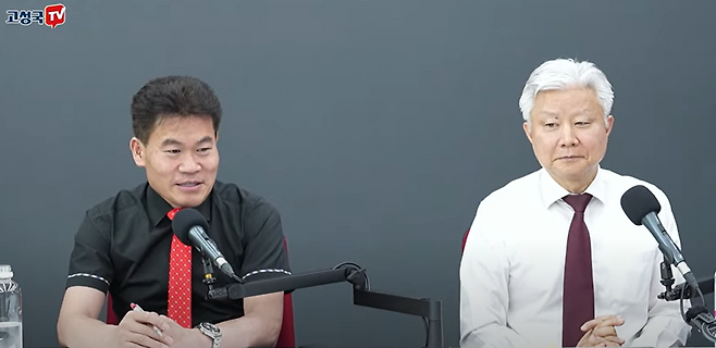 11일 전한길씨(왼쪽)가 ‘자유 우파 유튜브 연합 100분 토론회’에서 국민의힘 최고위원 후보들에게 질문하고 있다. 고성국TV 유튜브 화면 캡처