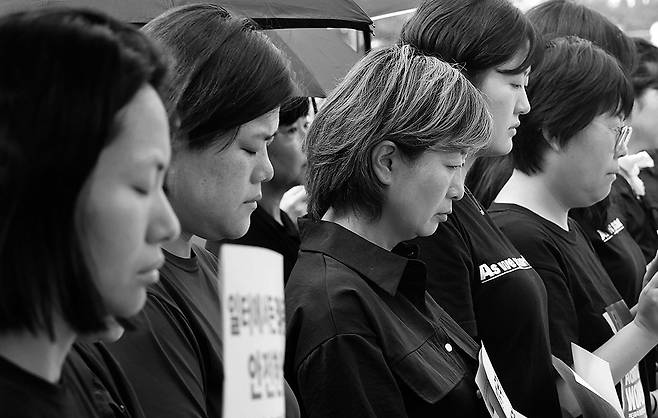 여성시민사회단체 회원들이 지난달 31일 서울 용산구 대통령실청사 앞에서 여성살해 및 여성폭력 종합대책 마련을 촉구하는 기자회견을 시작하기 전 묵념하고 있다. 김창길 기자